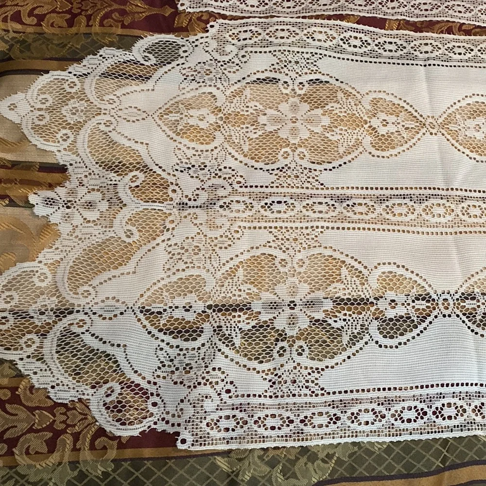 2 lace doilies
